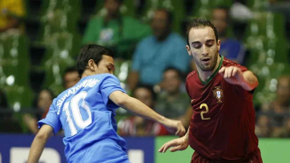 Portugal's Ricardinho, right, fights for the ball with Thailand's Eakapong Suratsawang during their FIFA Futsal World Cup 2008 match in Brasilia, Wednesday, Oct. 8, 2008. (AP Photo/Eraldo Peres)