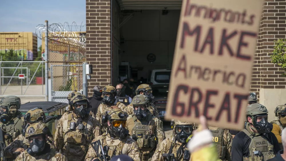 12 September 2025, US, Broadview: Heavily armed ICE and Border Patrol agents guard the Broadview ICE facility from peaceful protesters opposed to 'Operation Midway Blitz' in Chicagoland. Photo: Chris Riha/ZUMA Press Wire/dpa