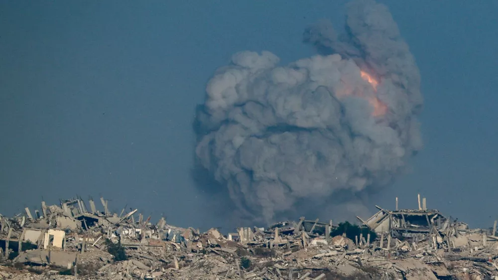 Smoke rises following an explosion in Gaza, as seen from Israel, September 14, 2025. REUTERS/Amir Cohen   TPX IMAGES OF THE DAY