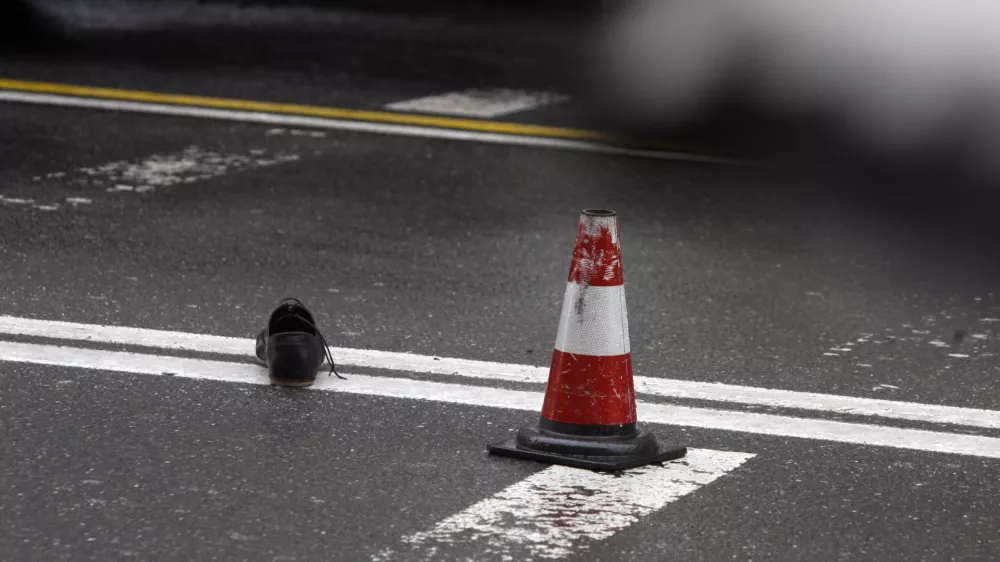 - ilustrativna fotografija - samomor - nesreča- - samomor 2013 - mlajši moški padel z ljubljanskega nebotičnika na avtobus mestnega potniškega prometa in na kraju dogodka umrl. //FOTO: Bojan Velikonja