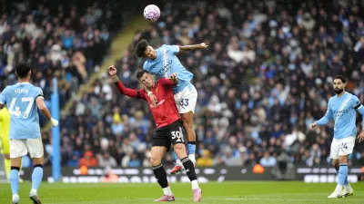 14 September 2025, United Kingdom, Manchester: Manchester United's Benjamin Sesko and Manchester City's Nico O'Reilly battle for the ball during the English Premier League soccer match between Manchester Cityand Manchester United at Etihad Stadium. Photo: Nick Potts/PA Wire/dpa