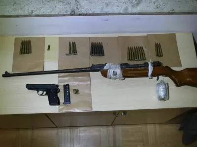 Kočevski policisti so v hišni preiskavi zasegli več kosov orožja. 