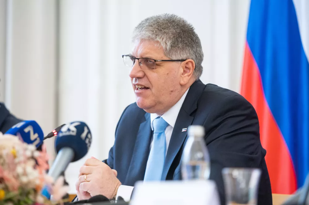 Nova Gorica, Mestna obcina.Minister za notranje zadeve Bostjan Poklukar je gostil tristransko srecanje z ministrom za notranje zadeve Italije Matteom Piantedosijem in ministrom za notranje zadeve Hrvaske Davorjem Bozinovicem.Minister za notranje zadeve Bostjan Poklukar.