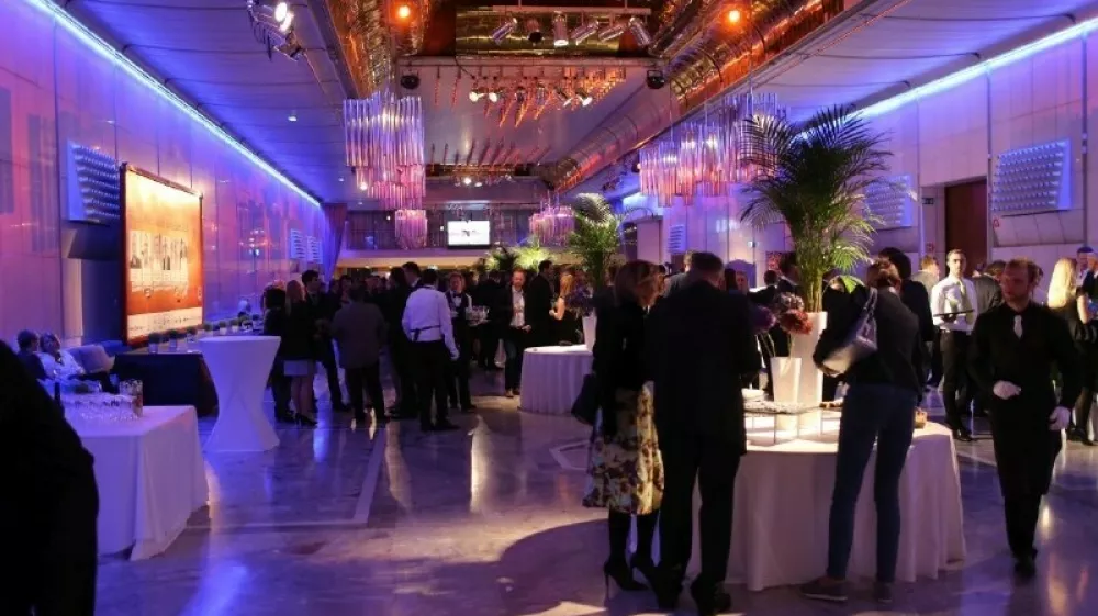 Za pogostitev po koncu prireditve je ob prijetnem klepetu udeležencev poskrbelo podjetje Vivo catering.