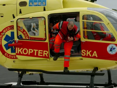 Helikopter - HNMP – helikopterska nujna medicinska pomoč - - predstavitev helikopterske nujne medicinske pomoči ob začetku rednega delovanja službe, - ekipa predstavila svoje delovanje in simulirala primer reševanja ponesrečenca s helikopterjem; pred novim vladnim hangarjem na letališču Brnik ,// FOTO: Luka CjuhaOPOMBA: ZA OBJAVO V ČASOPISU DNEVNIK