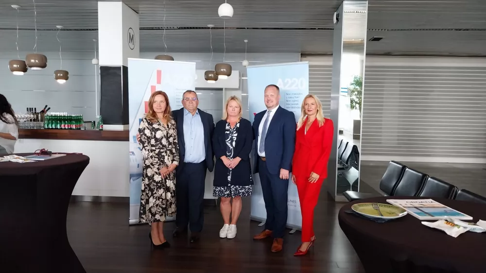 Martina Strašek, Matej Knaus, vodja flote Alenka Klemen, komercialni direktor Slaven Žabo in Anamarija Jurinak. F Vesna Levičnik