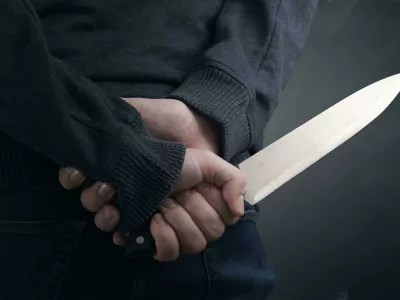 Medtem ko je Helle Christensen ležala na postelji, je njen partner zagrabil nož in ji prerezal grlo. Foto: Reuters