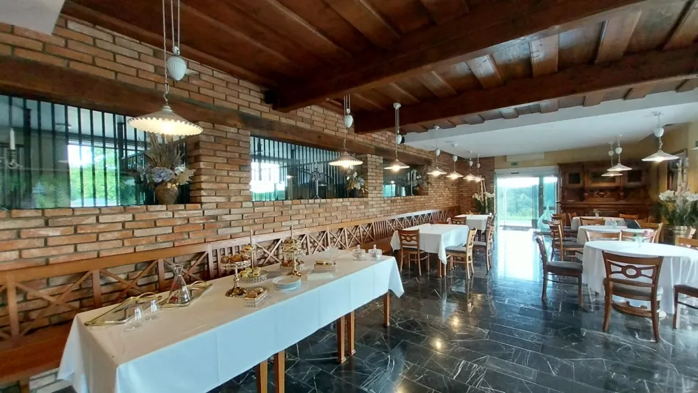 Urejena restavracija iz katere lahko gledate v del s konji. Za kosilo ali večerjo se je potrebno prehdonod najaviti. 