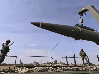 In this photo released by the Russian Defense Ministry Press Service on Monday, Sept. 15, 2025, Russian troops load an Iskander missile onto a mobile launcher during the joint Russian-Belarusian military drills at an undisclosed location in Kaliningrad region of Russia. (Russian Defense Ministry Press Service via AP) / Foto: 