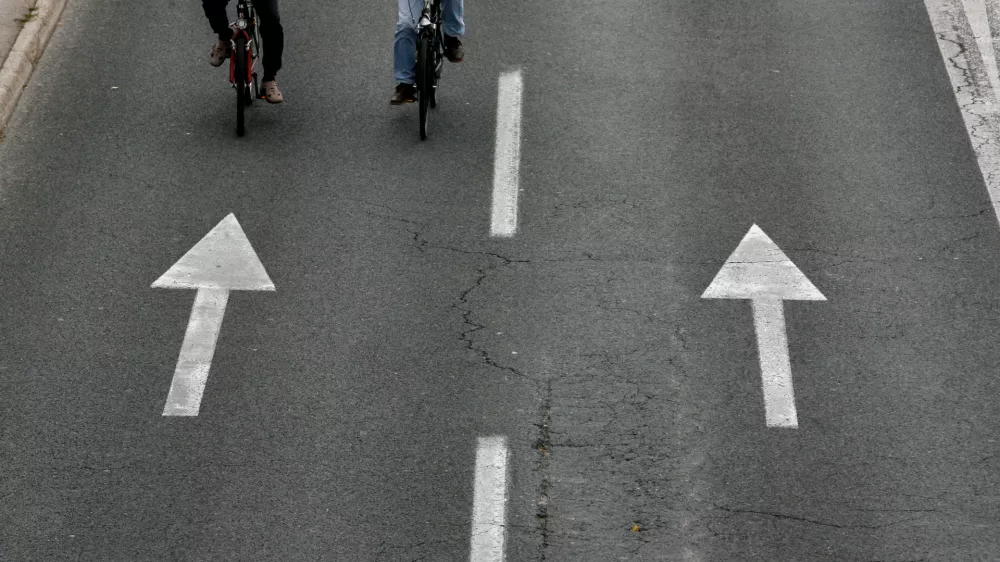 ﻿- simbolična fotografija, mestni promet - kolesarstvo - vožnja v napačno smer, kolesarja, prekršek, kolesar -  //FOTO: Bojan Velikonja