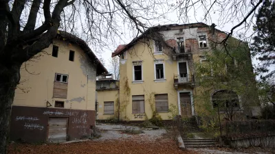 - 11..11.2011 - - Hotel Bellevue v Ljubljani - propadajoči nekdanji hotel v parku Tivoli//FOTO: Tomaž Zajelšnik