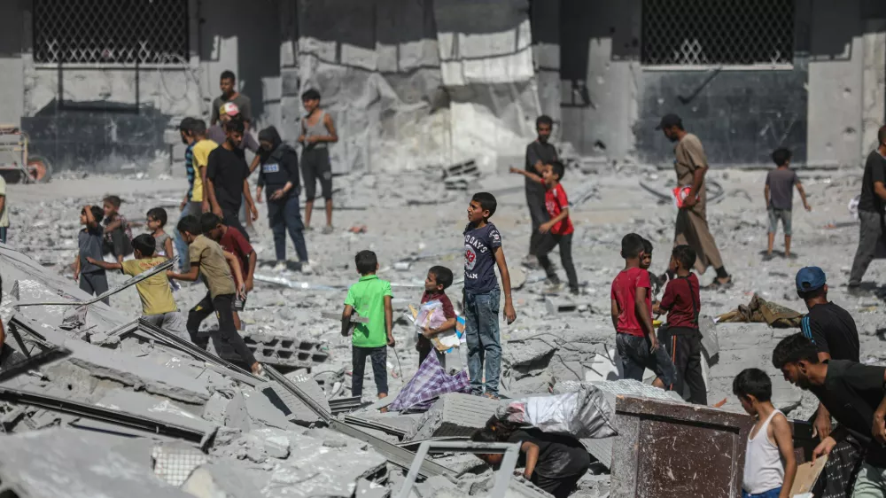 15 September 2025, Palestinian Territories, Gaza City: Palestinians inspect the scale of destruction after al-Ghafri Tower is completely destroyed as a result of the Israeli attacks on Gaza City. Photo: Omar Ashtawy/APA Images via ZUMA Press Wire/dpa