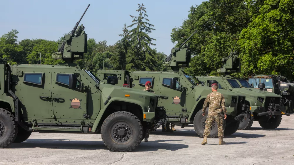 ﻿- lahko oklepno vozilo SV LKOV 4x4, proizvajalca Oshkosh Defense.- 05.06.2021 - Vojašnica Edvarda Peperka v Ljubljani - Slovenska vojska (SV) - predstavitev novih 38 lahkih kolesno oklepnih vozil LKOV 4x4 z integrirano oborožitveno postajo M153 Kongsberg. //FOTO: Bojan Velikonja / Foto: Bojan Velikonja