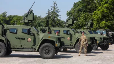 ﻿- lahko oklepno vozilo SV LKOV 4x4, proizvajalca Oshkosh Defense.- 05.06.2021 - Vojašnica Edvarda Peperka v Ljubljani - Slovenska vojska (SV) - predstavitev novih 38 lahkih kolesno oklepnih vozil LKOV 4x4 z integrirano oborožitveno postajo M153 Kongsberg. //FOTO: Bojan Velikonja / Foto: Bojan Velikonja