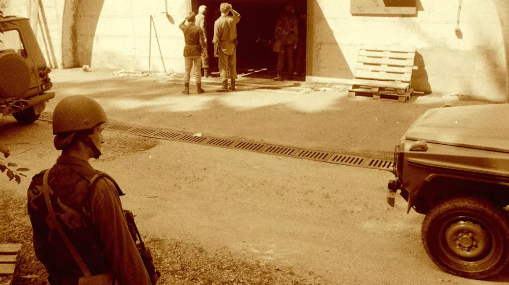 Skladišče JNA Borovnica, avgust 1991, armada prevzema skladišče ponovno v svoje roke. Skladiščnik se je prijel za glavo, ko je zagledal prazna skladišča. - Borovnica - primopredaja orožja - Jugoslovanska ljudska armada (JLA) - Teritorialna obramba TO, //FOTO: Tomaž SkaleOPOMBA: ZA OBJAVO V ČASOPISU DNEVNIK / Foto: Tomaž Skale