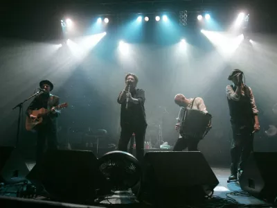 The Irish Celtic band The Pogues performs at a sold out Orpheum Theater in Boston, Tuesday, March 14, 2006. (AP Photo/Robert E. Klein) / Foto: Robert E Klein