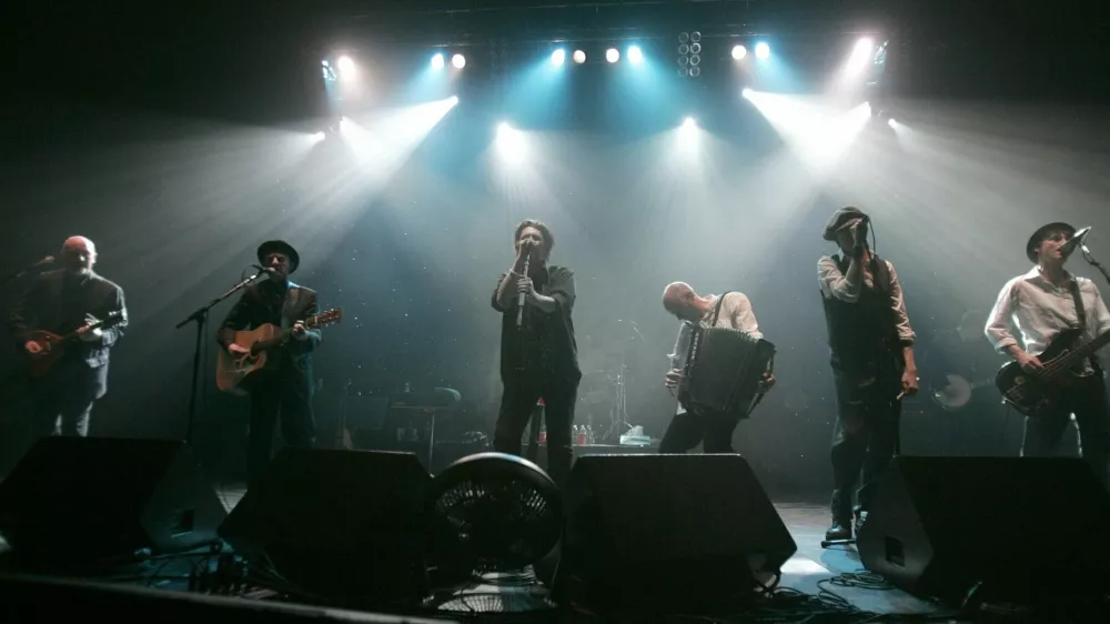 The Irish Celtic band The Pogues performs at a sold out Orpheum Theater in Boston, Tuesday, March 14, 2006. (AP Photo/Robert E. Klein) / Foto: Robert E Klein