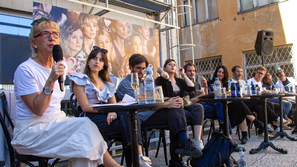 Na ostrih prelomih srhljive sedanjosti