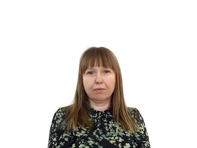 Nina KnavsZA ONLINE - Redakcija Dnevnik 2024 - portreti za komentarje in kolumne - kolumnisti - komentatorji – novinarji - portret //FOTO: Luka Cjuha