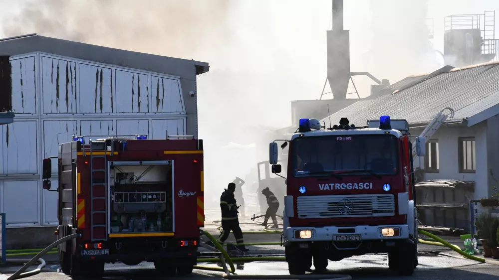 15.09.2025., Buk: Izbio veliki pozar u proizvodnim halama tvrtke Windor u Buku nedaleko od Pleternice. Vatrogasci gase pozar. Photo: Ivica Galovic/PIXSELL