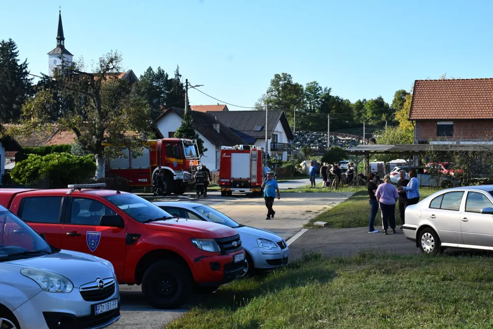 15.09.2025., Buk: Izbio veliki pozar u proizvodnim halama tvrtke Windor u Buku nedaleko od Pleternice. Vatrogasci gase pozar. Photo: Ivica Galovic/PIXSELL