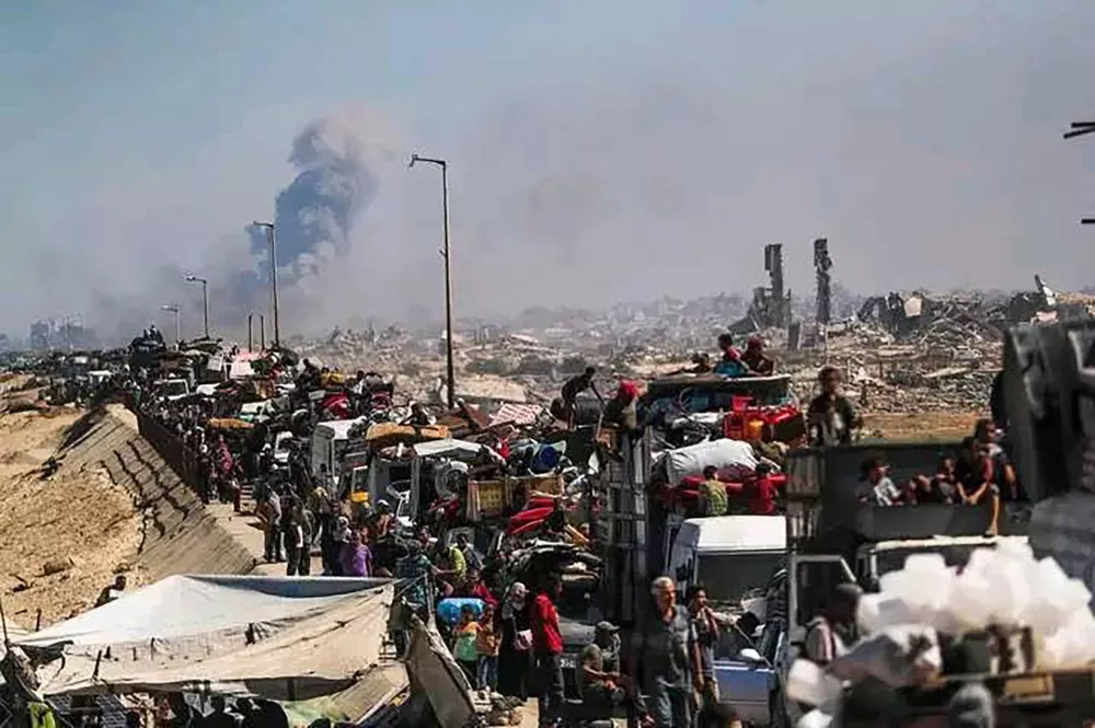 15 September 2025, Palestinian Territories, Gaza: A convoy of refugees lines up along the roads in Gaza to flee Israeli bombardment. Photo: Hasan Alzaanin/TASS via ZUMA Press/dpa