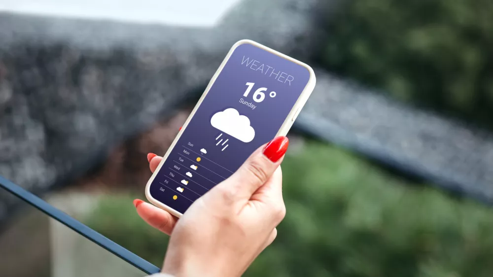 Nekateri ugotavljajo, da aplikacije v primeru negotovosti raje napovedo dež kot sonce. / Foto: Istock