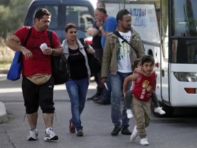 ﻿- 18.09.2015 - Slovenija - slovensko-hrvaška meja - Policijska postaja Brežice - prevoz beguncev iz Brežic v Postojno - otroci - družina   - Begunci 2015 - migracije po zahodni balkanski poti - migracijska pot beguncev iz Sirije, Afganistana in Iraka čez Balkan proti zahodni Evropi - evropska begunska kriza - migranti -   ///FOTO: Luka Cjuha