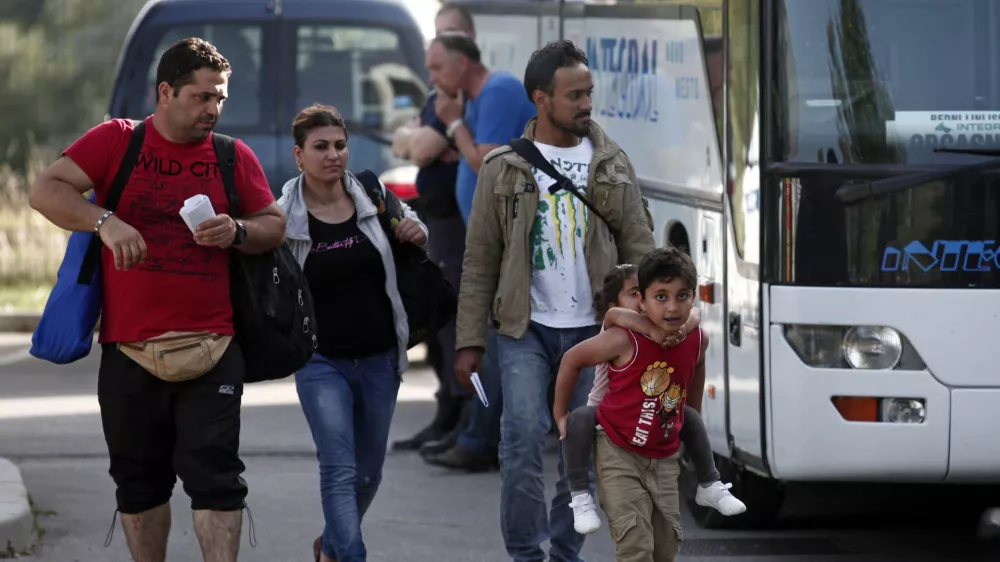 ﻿- 18.09.2015 - Slovenija - slovensko-hrvaška meja - Policijska postaja Brežice - prevoz beguncev iz Brežic v Postojno - otroci - družina   - Begunci 2015 - migracije po zahodni balkanski poti - migracijska pot beguncev iz Sirije, Afganistana in Iraka čez Balkan proti zahodni Evropi - evropska begunska kriza - migranti -   ///FOTO: Luka Cjuha