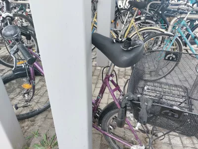 Imetniku letne vozovnice SŽ so včeraj popoldne do danes zjutraj v kolesarnici vnovič poskušali odtujiti kolo. Foto: Miha Pavšek