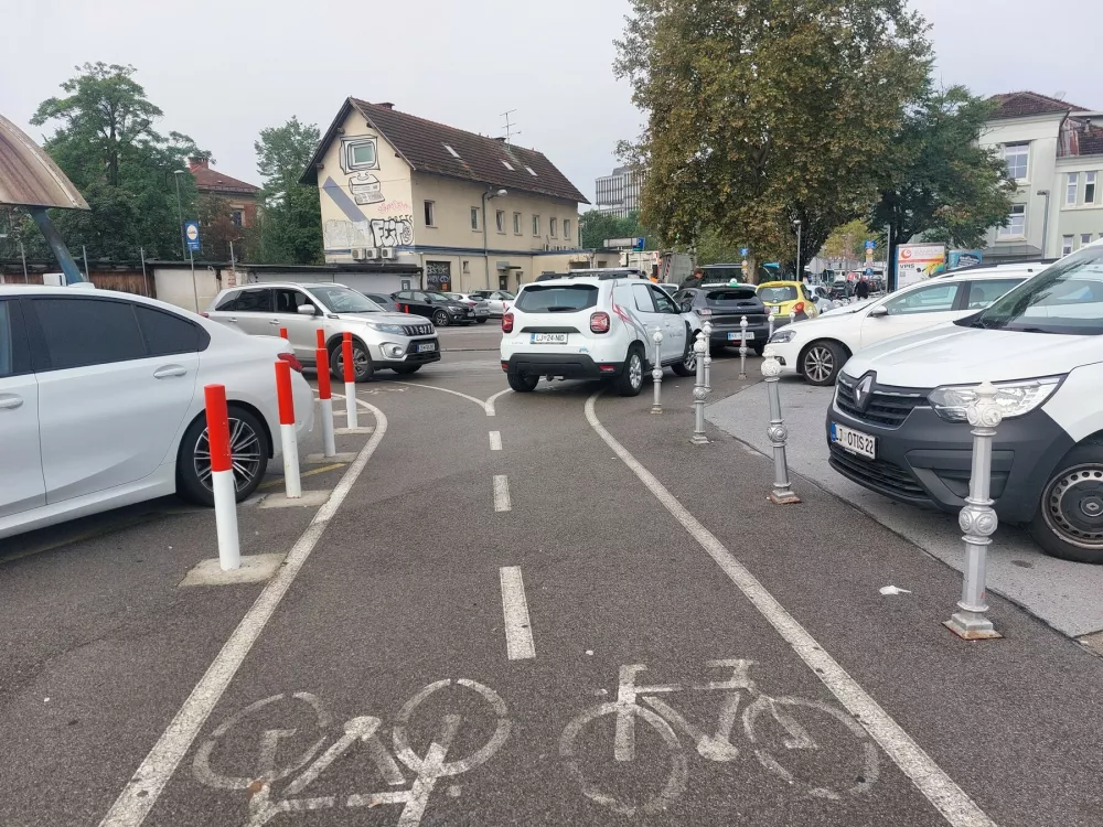 Prav nepravilno parkirana vozila onemogočajo vožnjo kolesarjev po kolesarski stezi.  Foto: Miha Pavšek