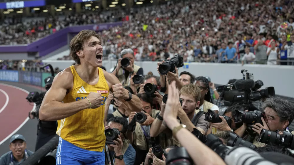 Sweden's Armand Duplantis celebrates after making a clearance to break the world record after winning gold in the men's pole vault final at the World Athletics Championships in Tokyo, Monday, Sept. 15, 2025. (AP Photo/Louise Delmotte)