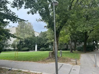 Park Ade Škerl in Sonje Plaskan, ukradena tabla F Špela Ferlin