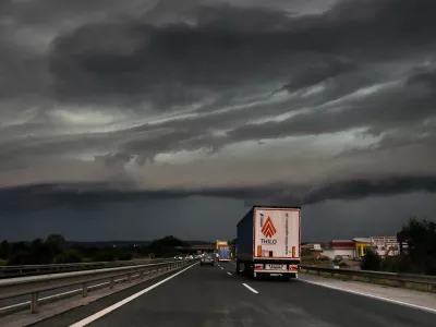 - Nevihta, nevihtni oblak. Štajerska avtocesta Maribor Ljubljana, oblaki - PREGLED LETA 2023- 19.07.2023 – vreme - oranžno opozorilo za celotno Slovenijo – nevihtni pas - nevihte //FOTO: Bojan Velikonja