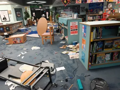 Knjižnica, razdejanje v šoli, razdejanje v knjižnici, razbijanje, vandalizem, razgrajanje