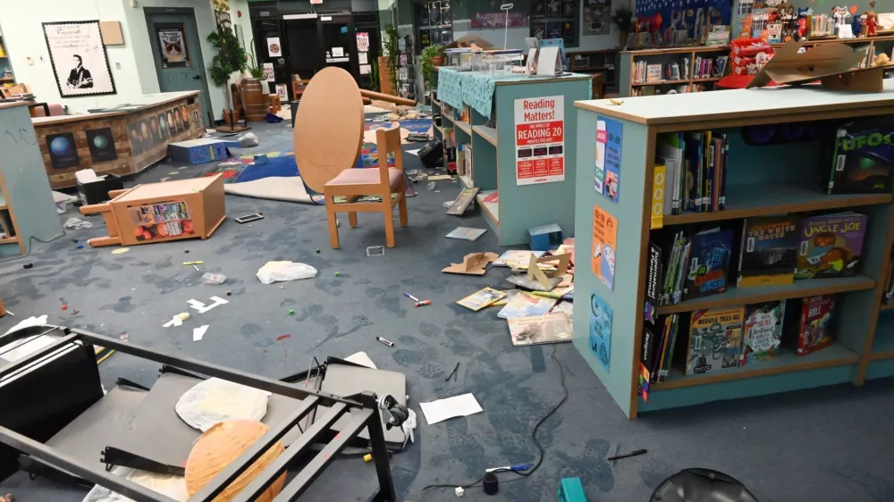 Knjižnica, razdejanje v šoli, razdejanje v knjižnici, razbijanje, vandalizem, razgrajanje