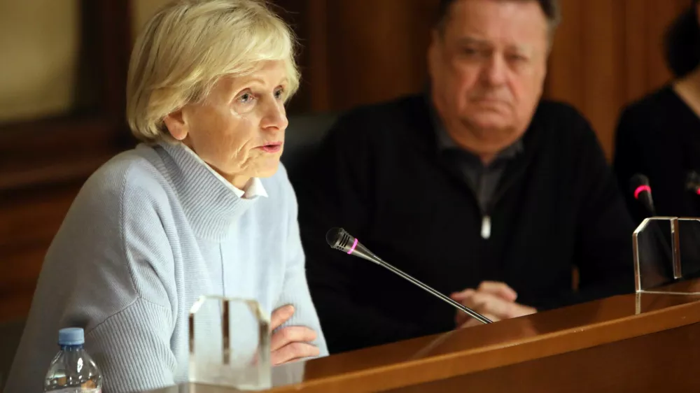 Edini izhod za Golobovo vlado