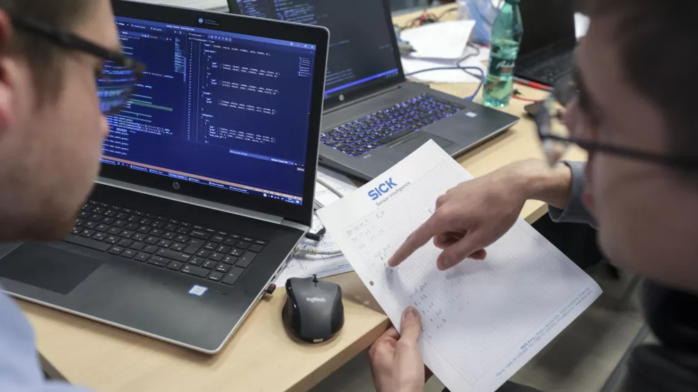 - 31.03.2022 - Fakulteta za elektrotehniko Univerze v Ljubljani - dnevi robotike - robotski izziv DIR 2022 Hekaton: Novartisov izziv - reševali aktualen problem iz farmacije, povezan s predpripravo farmacevtskih vzorcev za analizo - Laboratorij za robotiko - robotikaFoto: Jaka Gasar