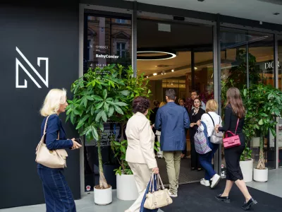 Vhod v veleblagovnico je po novem omogočen tudi s Tomšičeve ulice. Foto: nama