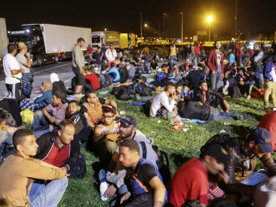 ﻿- 19.09.2015 - Slovenija - slovensko-hrvaška meja - Obrežje   - Begunci 2015 - migracije po zahodni balkanski poti - migracijska pot beguncev iz Sirije, Afganistana in Iraka čez Balkan proti zahodni Evropi - evropska begunska kriza - migranti -   ///FOTO: Jaka Gasar