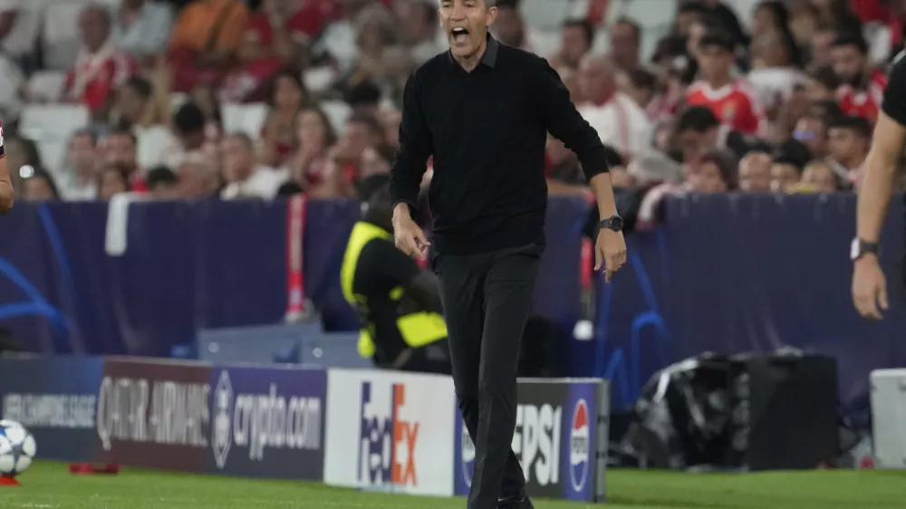 Benfica's head coach Bruno Lage gives instructions to his players during a Champions League opening phase soccer match between SL Benfica and Qarabag FK at the Luz stadium in Lisbon, Tuesday, Sept. 16, 2025. (AP Photo/Armando Franca)