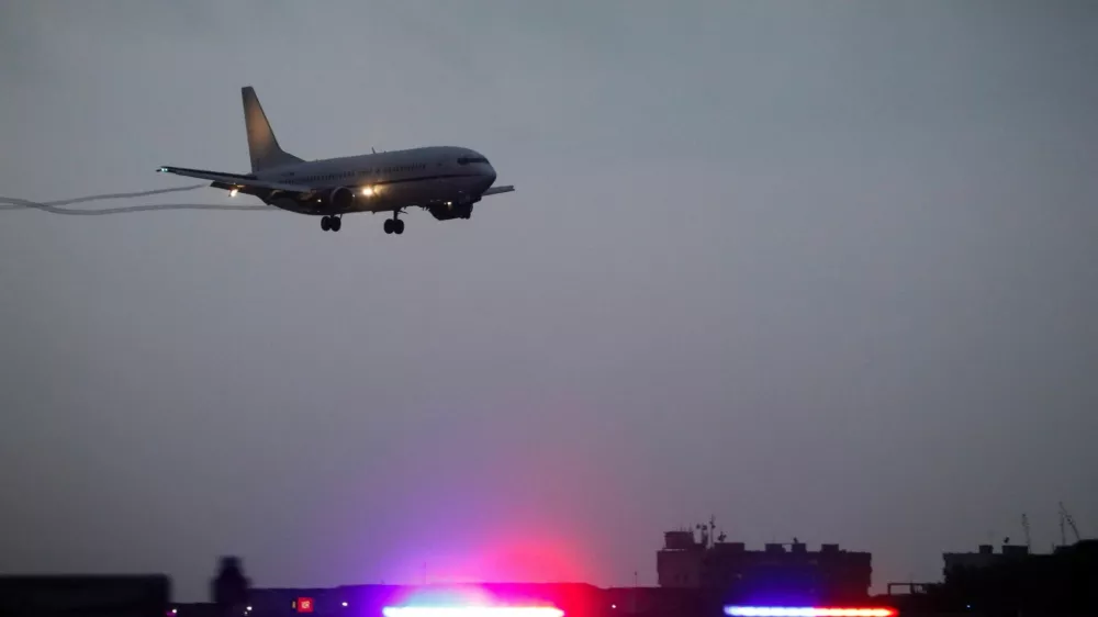 A plane carriying Venezuelan migrants who had been detained in El Salvador descends toward Simon Bolivar International Airport in Maiquetia, Venezuela, July 18, 2025. REUTERS/Leonardo Fernandez Viloria