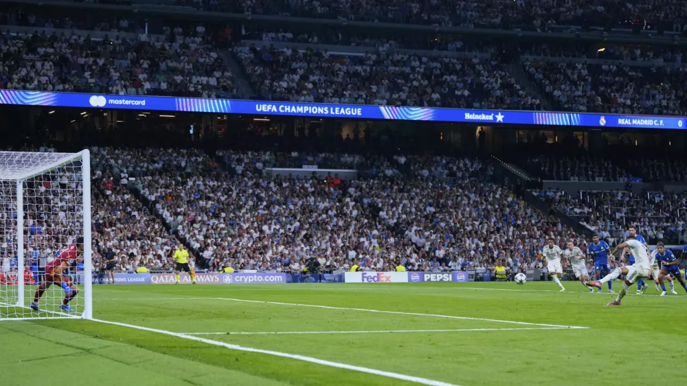 Real Madrid's Kylian Mbappe, right, shoots a penalty kick to score his side's first goal during a Champions League opening phase soccer match between Real Madrid and Marseille at Santiago Bernabeu stadium, in Madrid, Tuesday, Sept. 16, 2025. (AP Photo/Manu Fernandez)