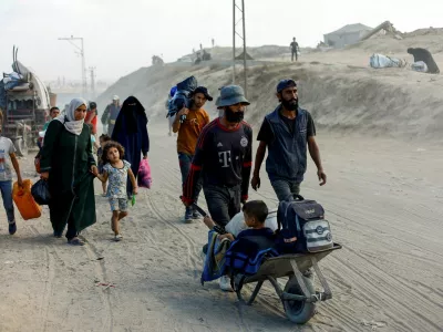 Displaced Palestinians, fleeing northern Gaza due to an Israeli military operation, move southward after Israeli forces ordered residents of Gaza City to evacuate to the south, in the central Gaza Strip September 17, 2025. REUTERS/Mahmoud Issa   TPX IMAGES OF THE DAY