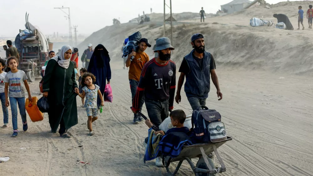 Displaced Palestinians, fleeing northern Gaza due to an Israeli military operation, move southward after Israeli forces ordered residents of Gaza City to evacuate to the south, in the central Gaza Strip September 17, 2025. REUTERS/Mahmoud Issa   TPX IMAGES OF THE DAY