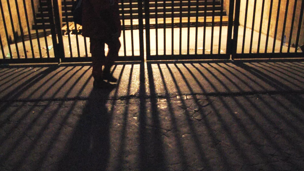 - ilustrativna fotografija - rešetke - zapor - svetloba