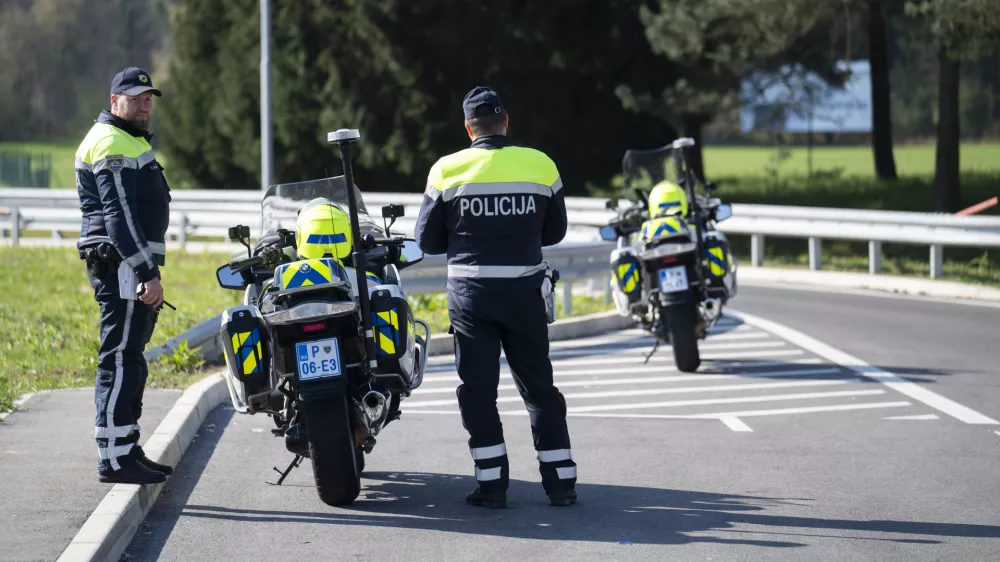 prometni nadzorpolicija - simbolična fotografijaprometna policijavarnost v prometupolicija na motorjihmotoristična policijaprehitri voznikiavtocestna policija08.04.2025 Policijski nadzor, počivališče PovodjeFOTO: Nik Erik Neubauer