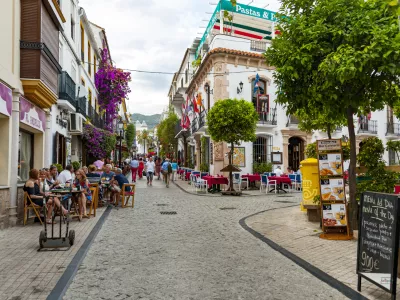  Ulična scena v zgodovinskem okrožju Marbella s čudovito arhitekturo in znano špansko kuhinjo, ki vsako leto privabi milijone turistov. Foto: iStock