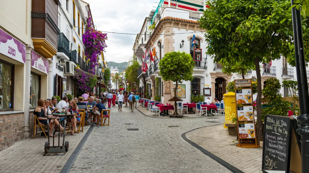  Ulična scena v zgodovinskem okrožju Marbella s čudovito arhitekturo in znano špansko kuhinjo, ki vsako leto privabi milijone turistov. Foto: iStock