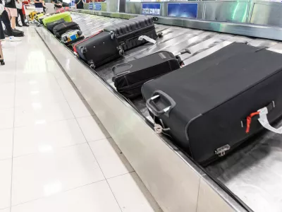 Včasih so si kovčki zelo podobni, temni pa so še posebej mamljivi za tatove. / Foto: Istock